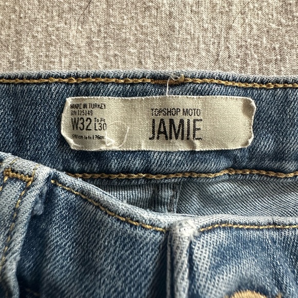 High waited Top Shop ripped jeans - Picture 2 of 2